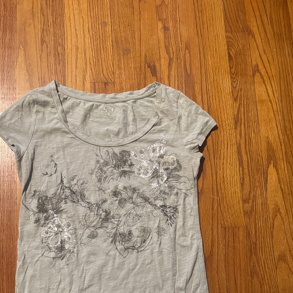 LOFT Scoop Neck Baby Tee with Floral Embroidery and Art - Picture 5 of 6